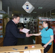 Мэр города М. С. Игитов вручает сертификат очередному слушателю 