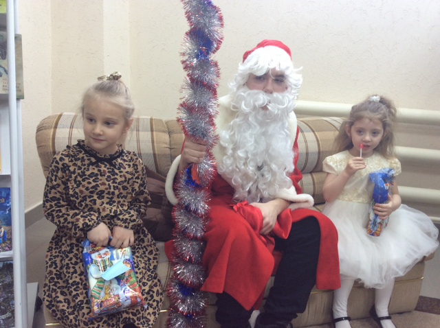 Дед Мороз с детьми.JPG
