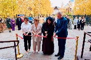Торжественное открытие Модельной библиотеки. Символическую ленту перерезали: глава города Мегиона Алексей Владимирович Петриченко, председатель Думы города Мегиона Виктория Сергеевна Заднепровская, директор муниципального бюджетного учреждения «Централизованная библиотечная система» Елена Георгиевна Львова и представитель «Самой читающей семьи» Юлиана Андреевна Бодяк.