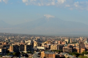 Город Ереван с видом на гору Арарат