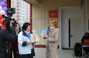 Илона Романовна Денисова вручает подарок Светлане Евгеньевне Прилюбченко