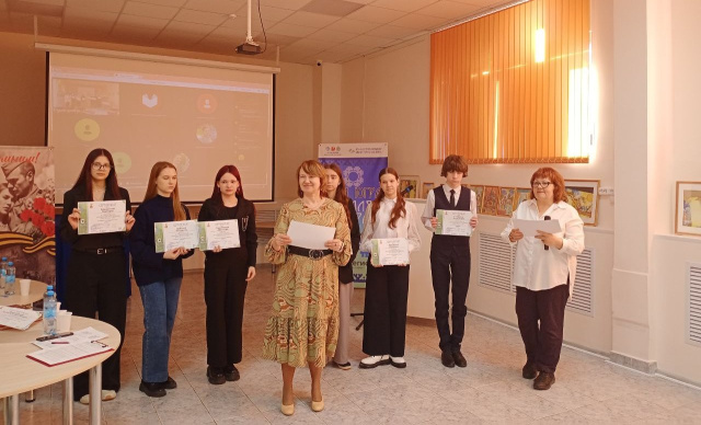 Е.Г. Львова вручает сертификаты и благодарности