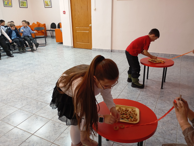 Конкурс "Собрать бусы"