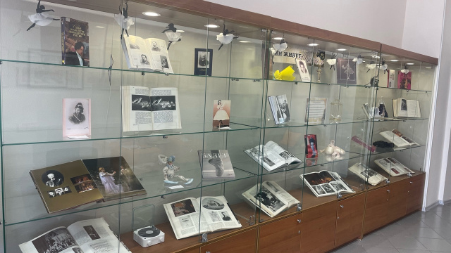 Книжная выставка «Они живут театром»