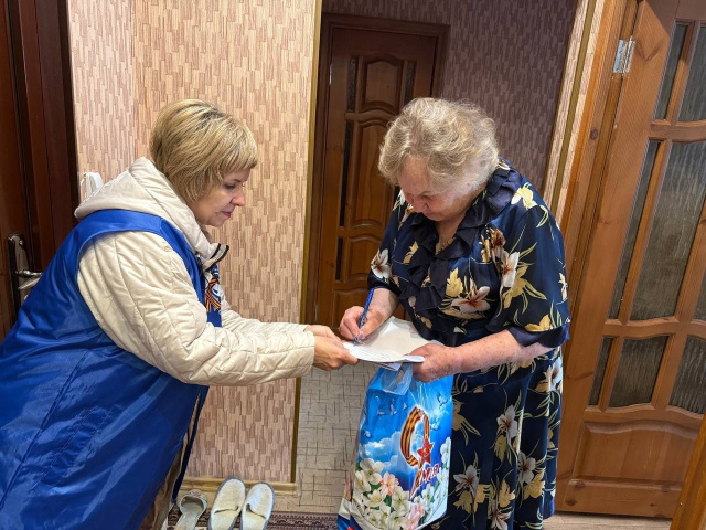 «Волонтеры Победы» поздравили ветеранов с праздником