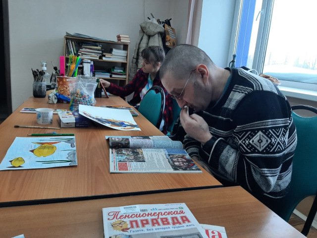 Чтение журнала о природе