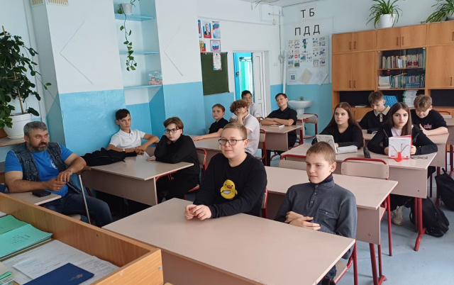 И.В. Воробьев и уч-ся 1-й шк..jpg И.В. Воробьев и уч-ся 1-й шк..jpg