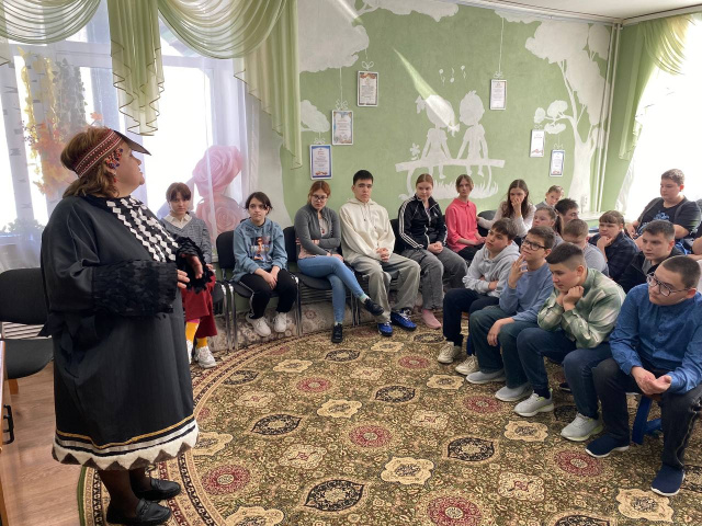 Участники слушают легенды