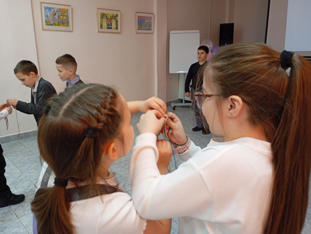 Конкурс вдеть нитку в иголку