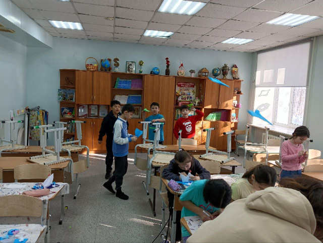 Поднимать бумажные паруса, запускать бумажные самолёты…