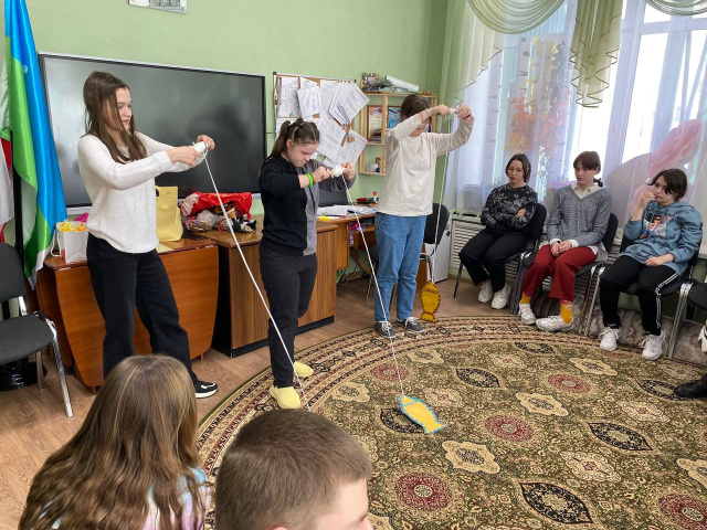 Участники играют