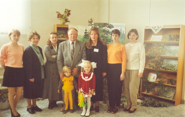Козлов с женой , дочерью, внучкой Ксюшей, сотрудниками библиотеки, журналистом Е. Храповой.jpg