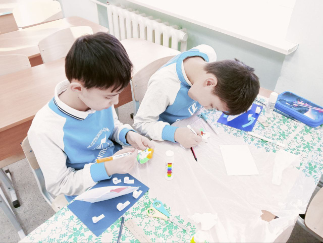 Поднимать бумажные паруса, запускать бумажные самолёты…