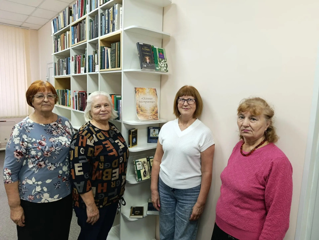 Динозавры и осенняя поэзия две выставки-обзора в библиотеке Динозавры и осенняя поэзия две выставки-обзора в библиотеке