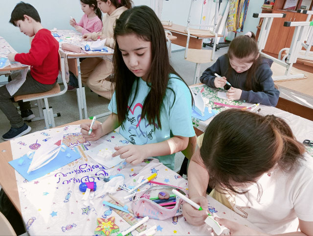 Поднимать бумажные паруса, запускать бумажные самолёты…