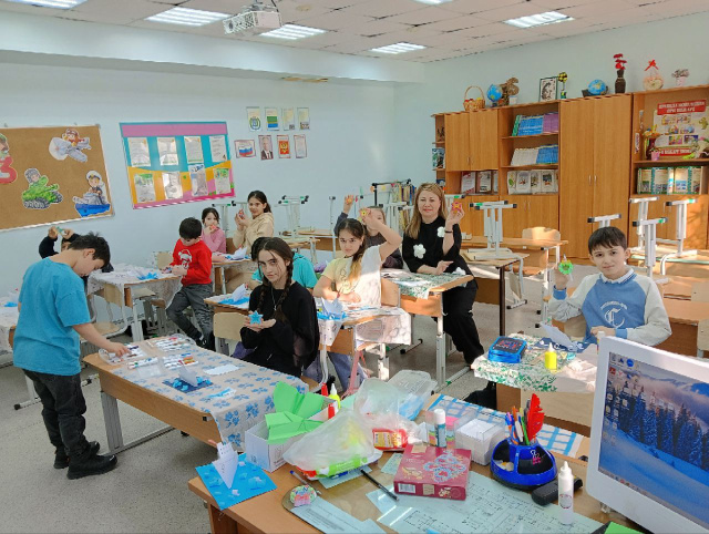 Поднимать бумажные паруса, запускать бумажные самолёты…