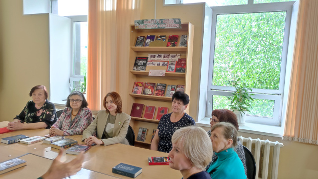 члены клуба слушают стихи члены клуба слушают стихи